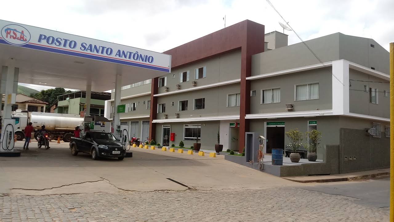 Fachada do Hotel Santo Antônio, com o Posto Santo Antônio em frente, em Raul Soares